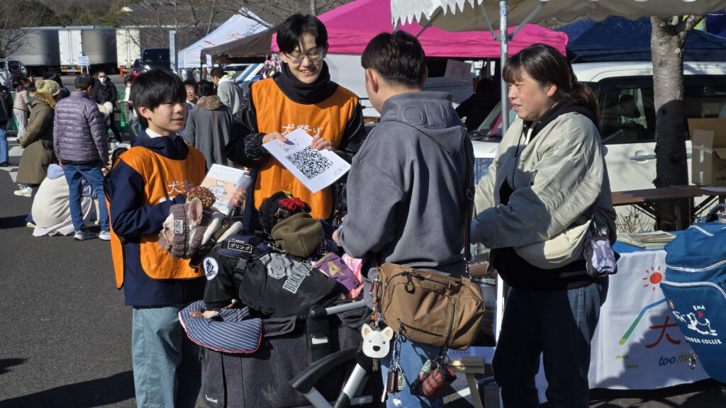 ミライクエスト事例:岐阜県美濃加茂市で開催された犬祭りでの来場者アンケートの様子