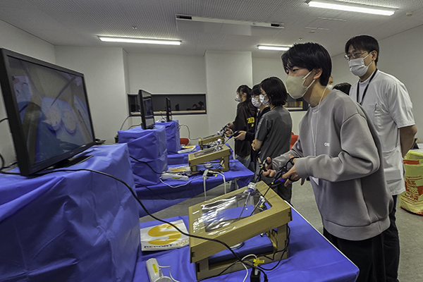 腹腔鏡手術体験の様子