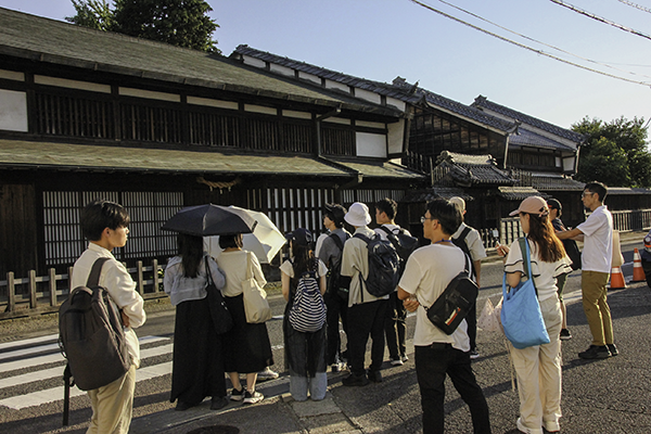 中山道の町並みを散策する様子