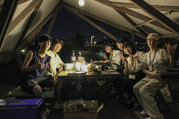 BBQで交流する様子