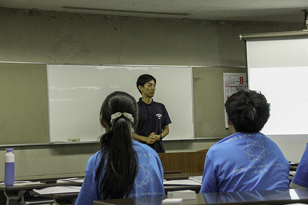 藤井市長の挨拶を真剣に聞く学生たち