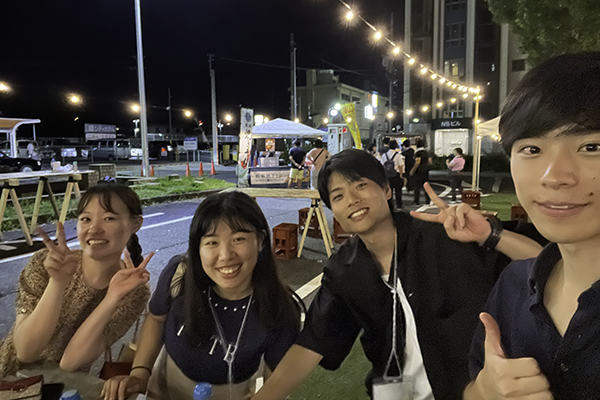 夜のにぎやかな駅前の様子