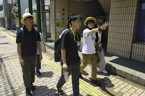 フィールドワーク中の学生たち