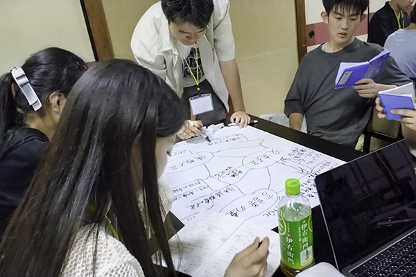 発表準備に集中する様子
