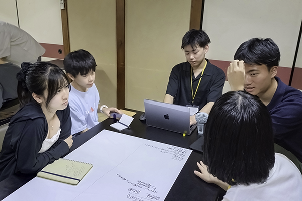 真剣に説明を聞く学生たち