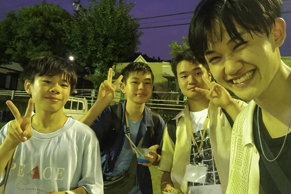 盆踊りに参加する学生たち