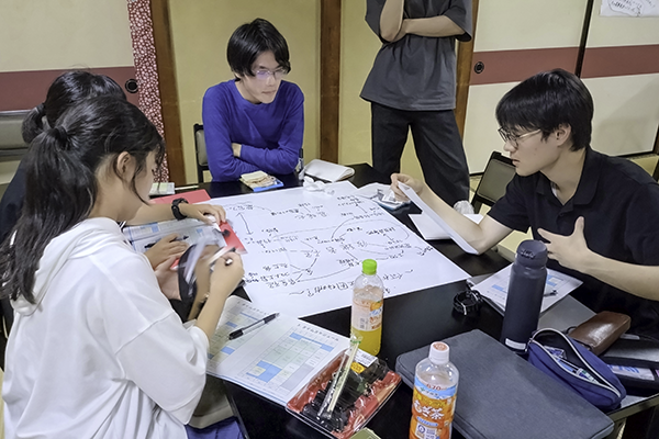 ヒアリングに向けて事前準備を行う学生たち