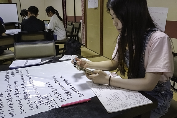 ヒアリングに向けて事前準備を行う学生たち