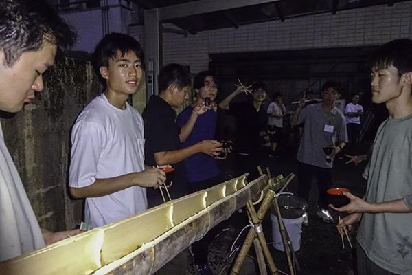 流しそうめんを楽しむ学生たち