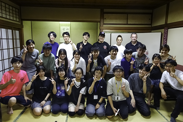 ブラジルの方と日本の学生たちの文化交流の様子