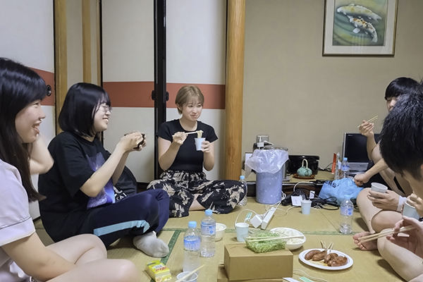宿で学生サポーターと交流する様子