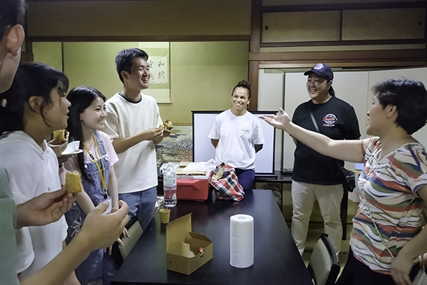 ブラジルの方と日本の学生たちの文化交流の様子