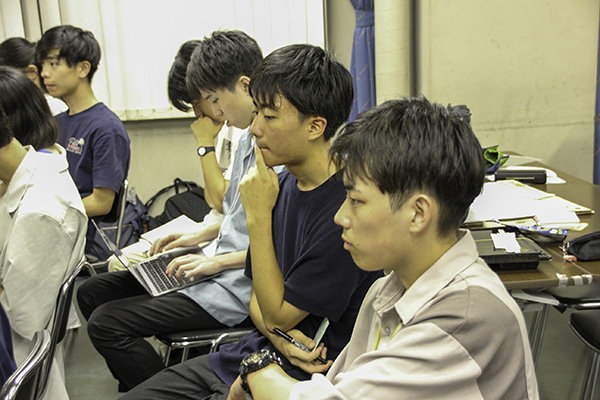 発表を見つめる学生