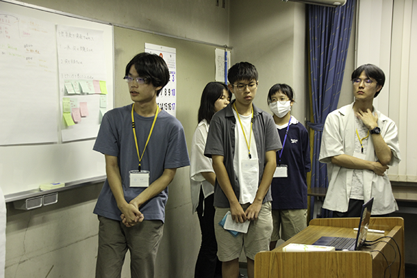 発表準備中の学生たち
