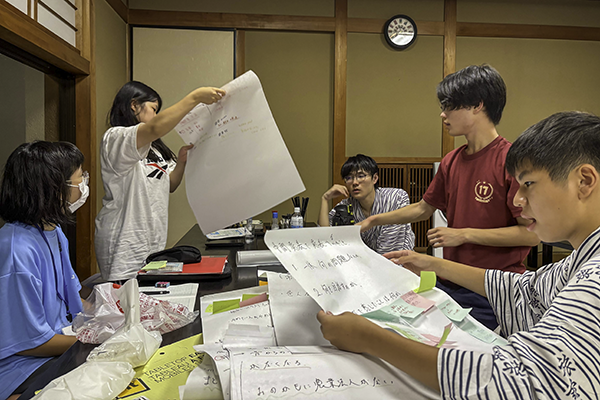 夜の宿での議論の続き