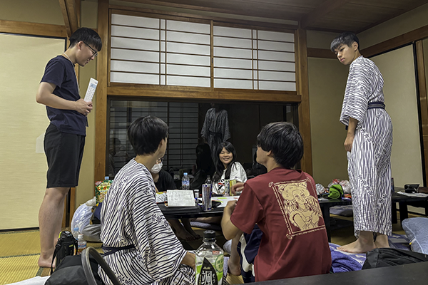 夜の食事時間。明日に備えてリフレッシュ