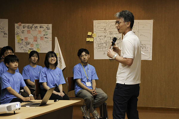 副市長の講評に真剣に耳を傾ける参加者