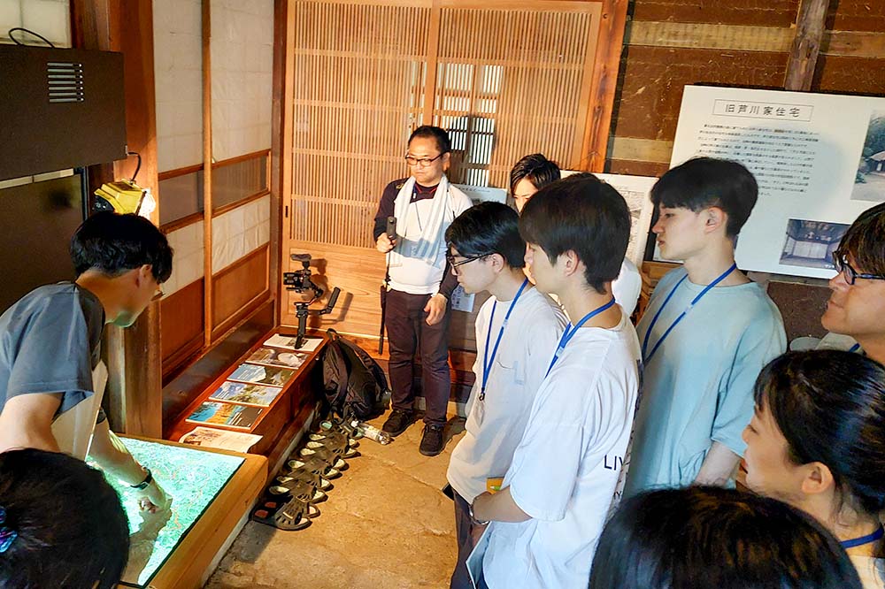 プロジェクションマッピングでの説明の様子