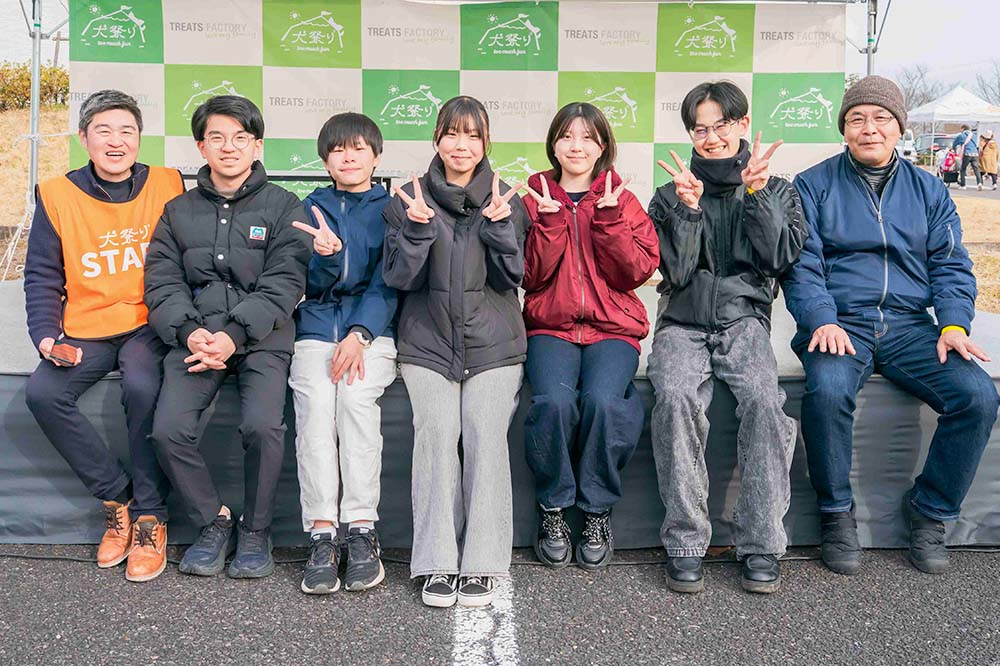 岐阜県立加茂高校の高校生 5名、東京大学・金沢大学の大学生、美濃加茂市職員、地元サポーター、犬まつり主催者（ONES株式会社）、ミライクエストメンバーの集合写真