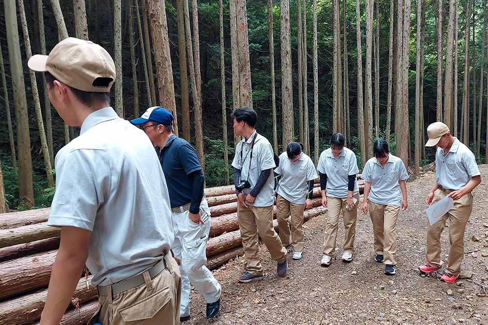 丸太を確認する高校生たち