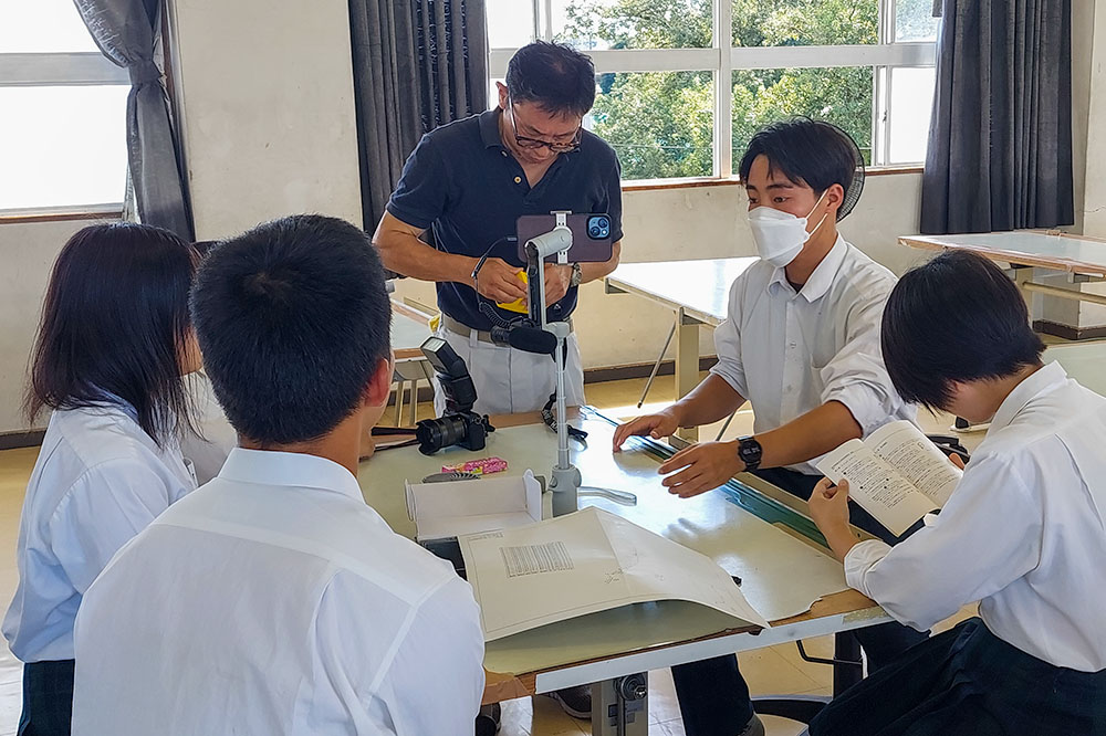 看板デザインの検討や材料確認の様子
