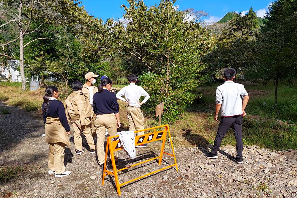 井戸さんや市役所職員と設置場所を相談する様子