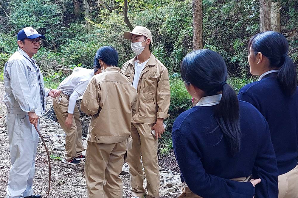 三和富士山道を見つめる高校生たち