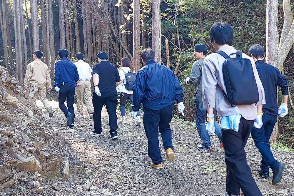 林道散策中の参加者たち
