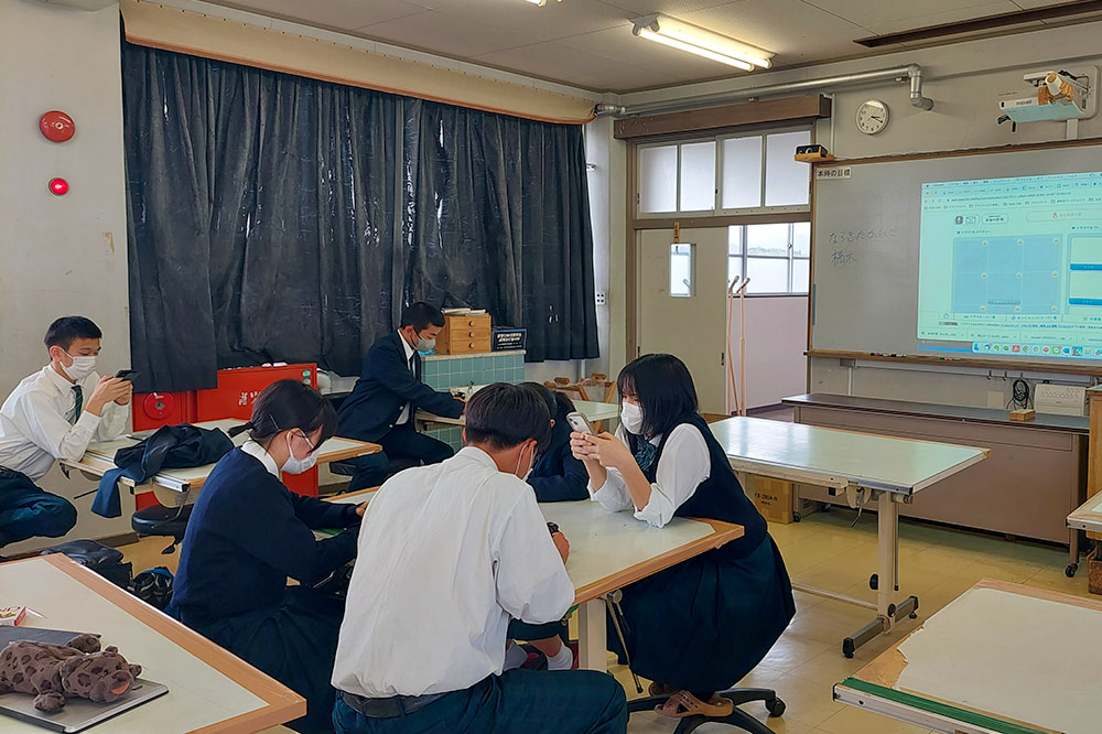 デジタルマンダラを入力する高校生たち