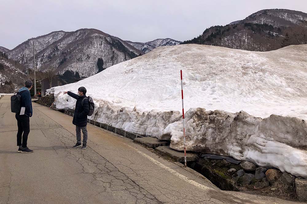 白川郷の雪と参加者集合写真