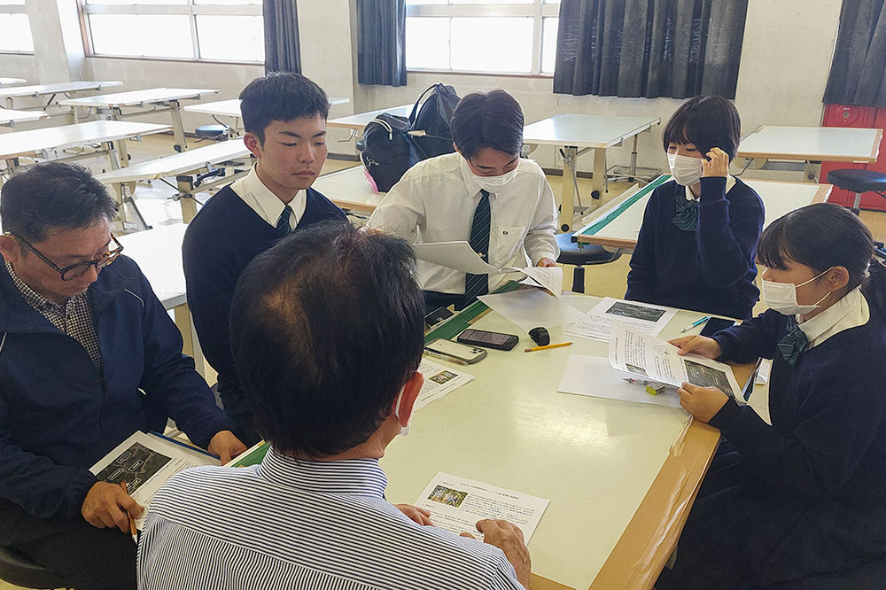 中部国際医療センター参与と打ち合わせをする高校生たち