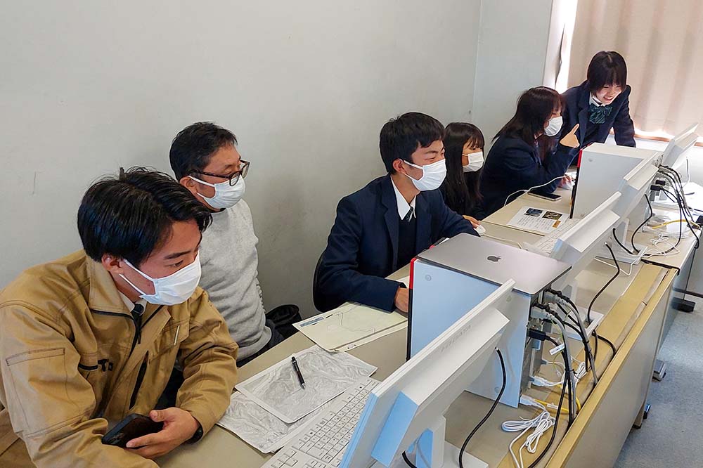 パソコンで資料を制作する高校生