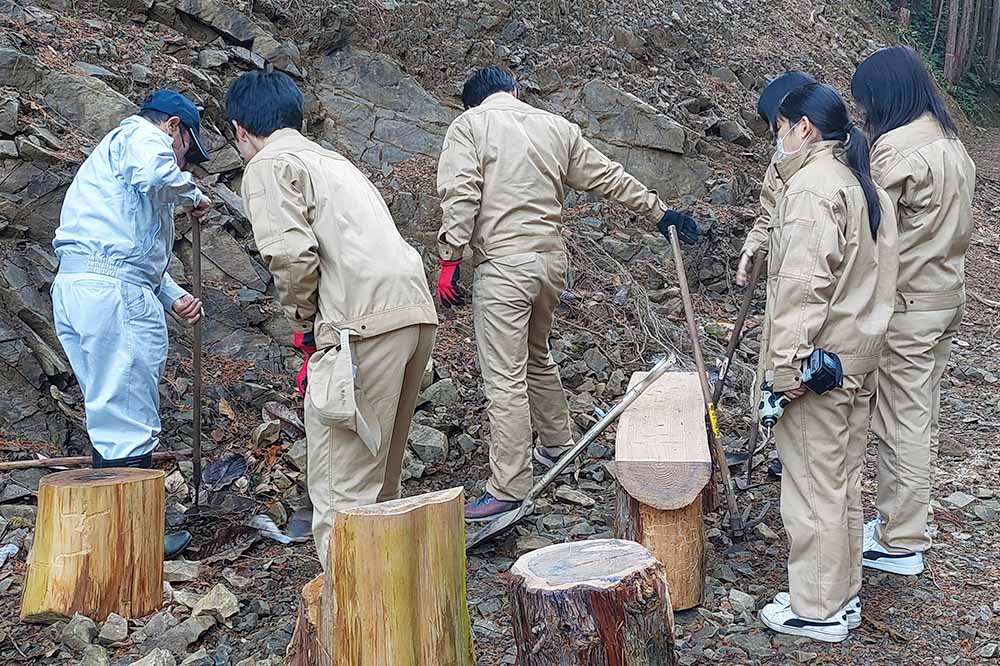 全員で設置場所を整える様子
