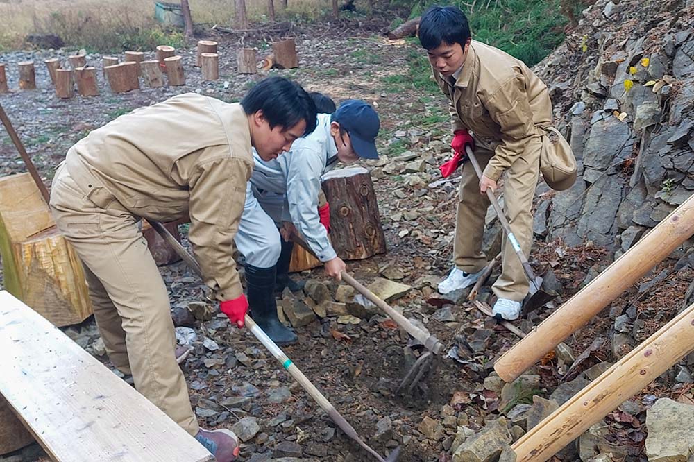全員で設置場所を整える様子