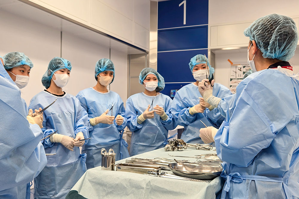 手術室での看護師体験、手術器具を用いた模擬オペ体験の様子