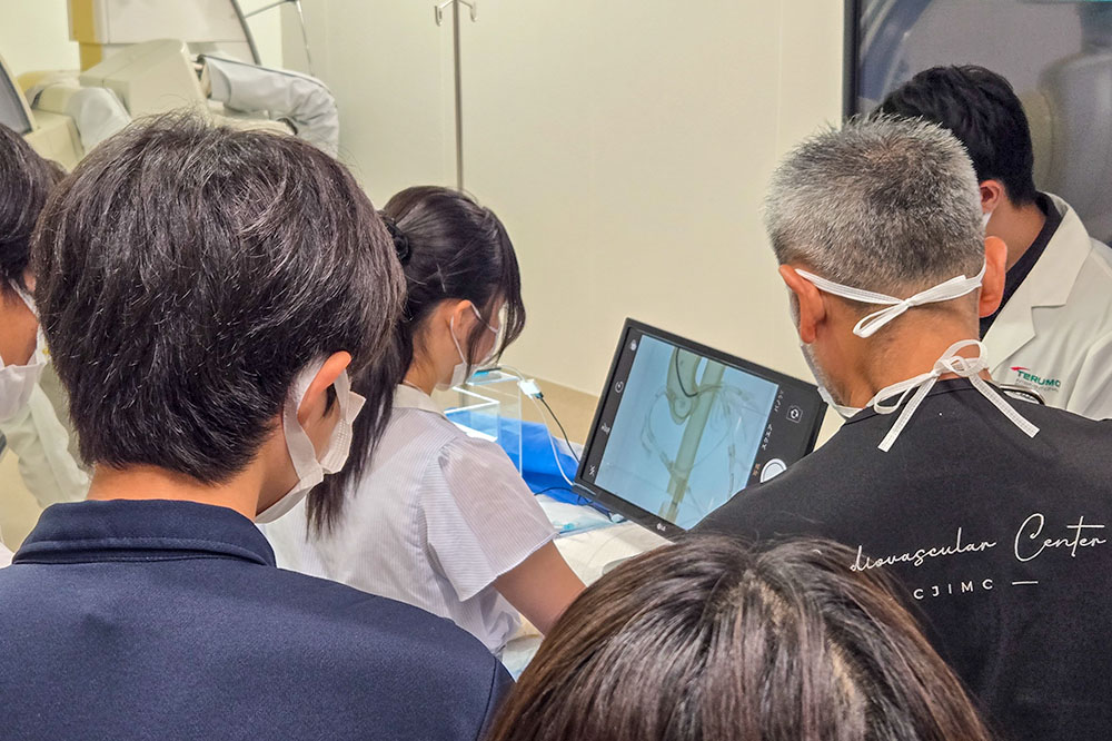 ドクターの指導により内視鏡を体験する様子