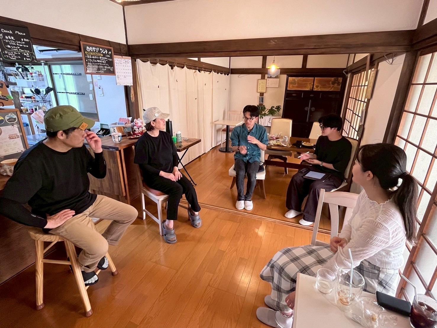 古民家を改修したおはな結びで移住や空き家活用について話を聞く学生