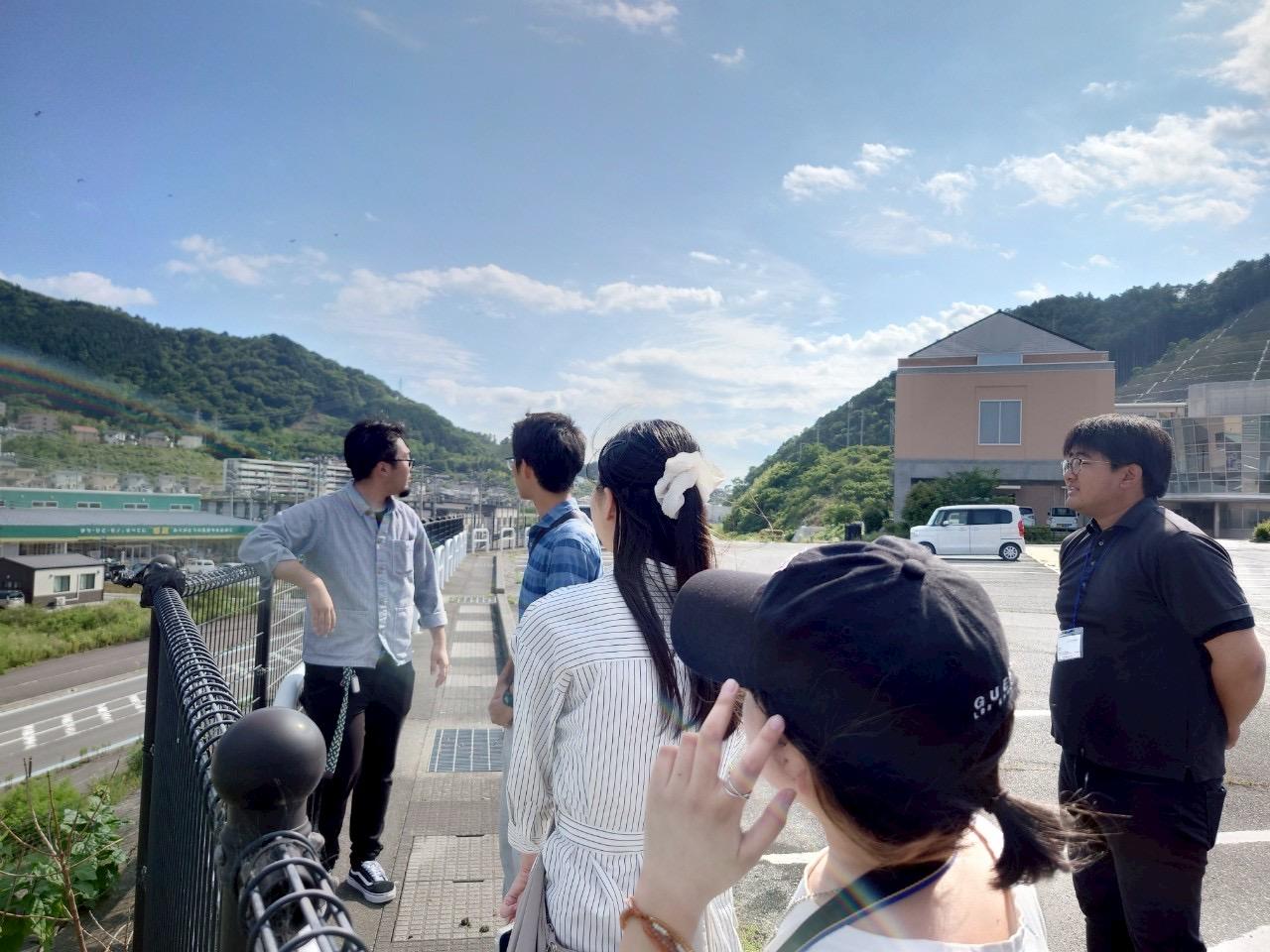 女川駅周辺を歩きながら復興まちづくりについて学ぶ学生