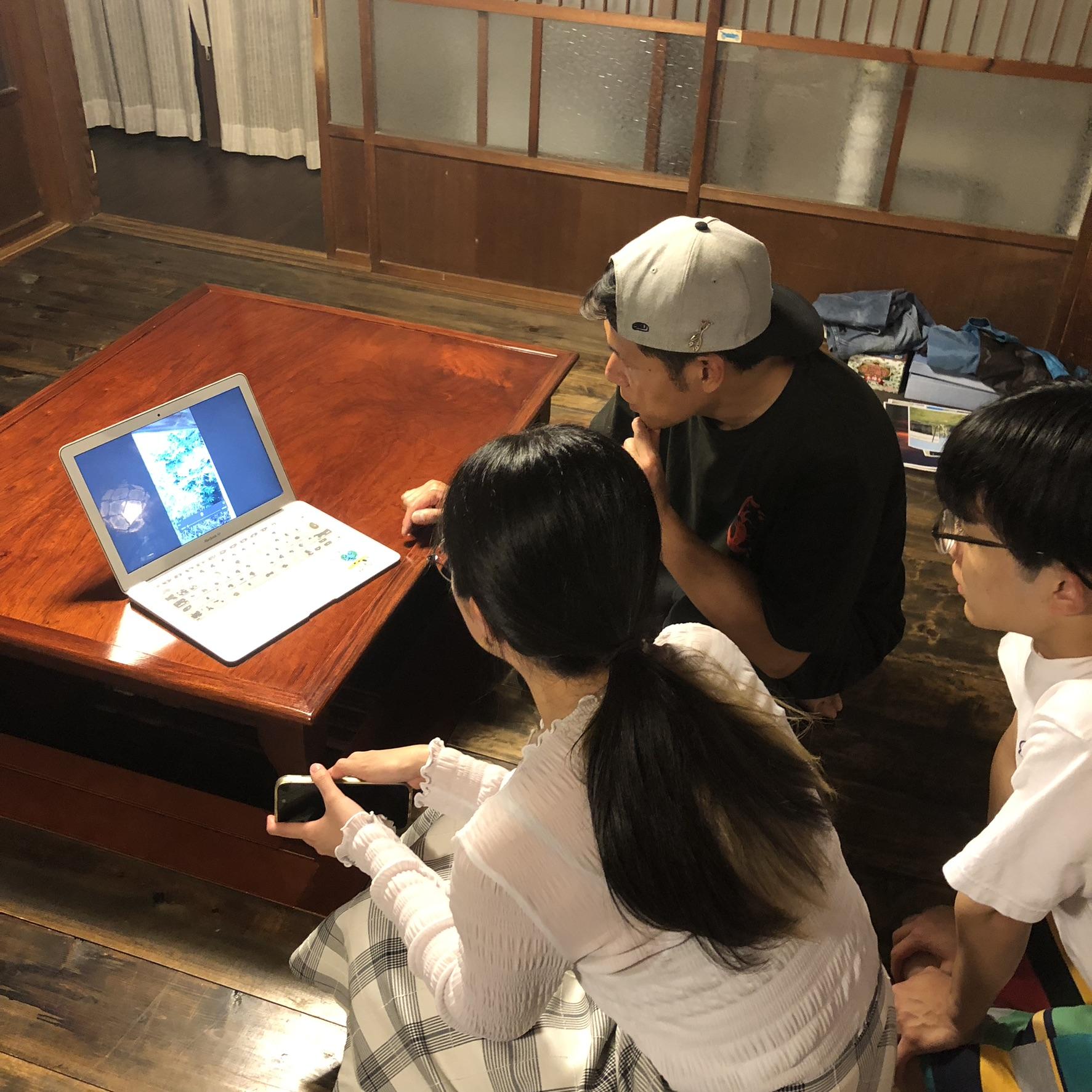 古民家を改修したダイヤモンドヘッドで地域活動について話を聞く学生