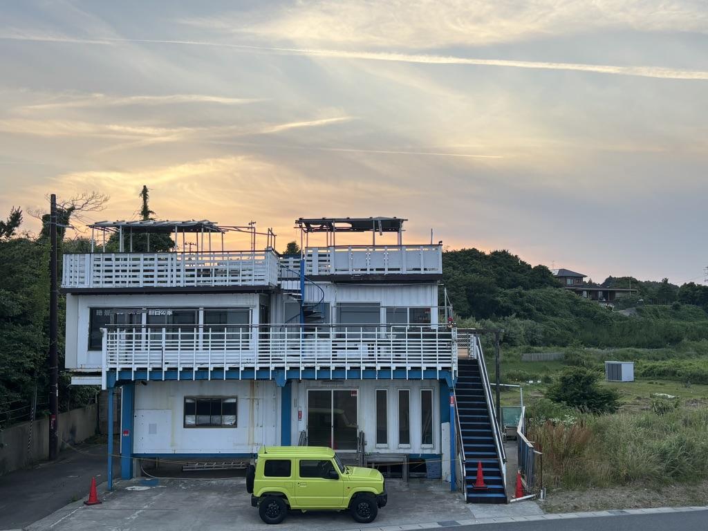七ヶ浜町の海沿いにあるリノベーション中の建物