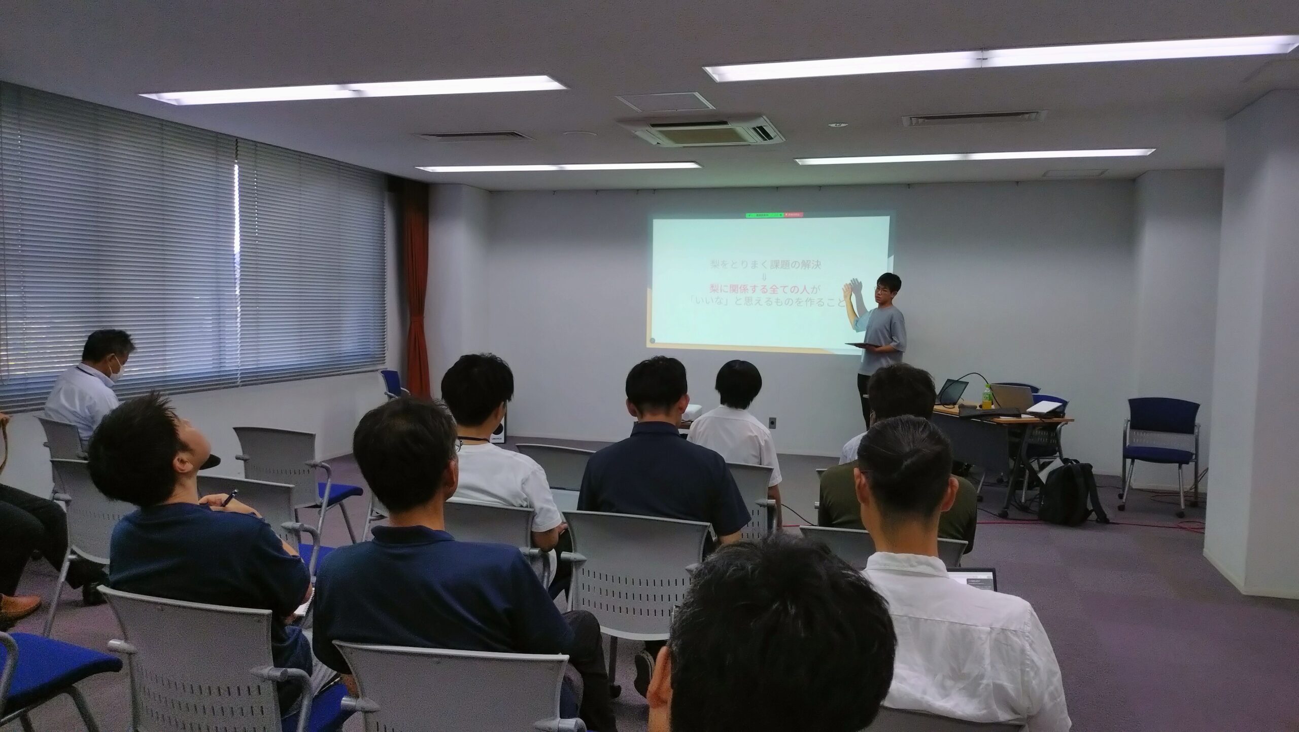みのかもワーキングホリデーの調査成果と提案を発表する学生