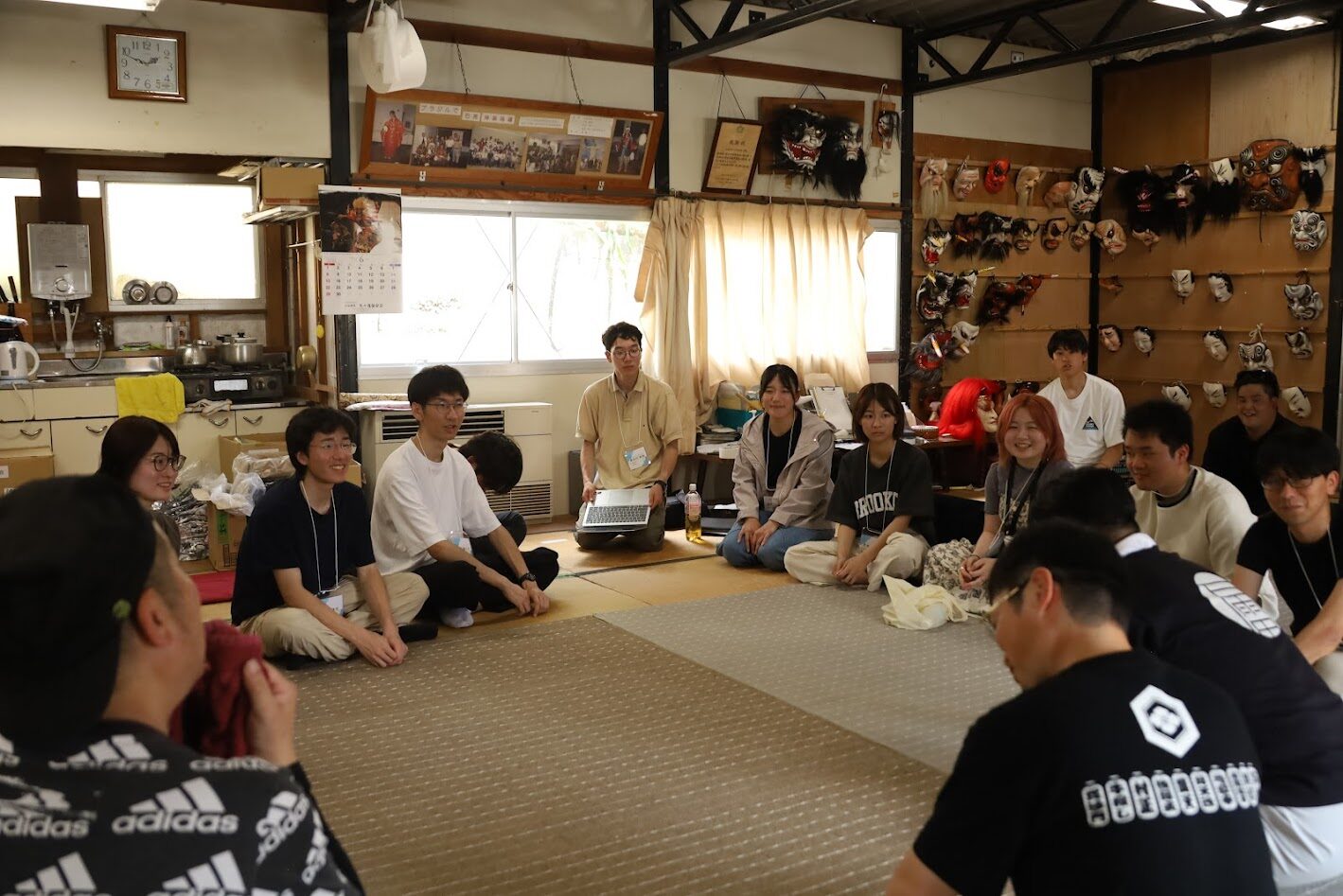 益田市で石見神楽の衣装や楽器について学ぶ学生