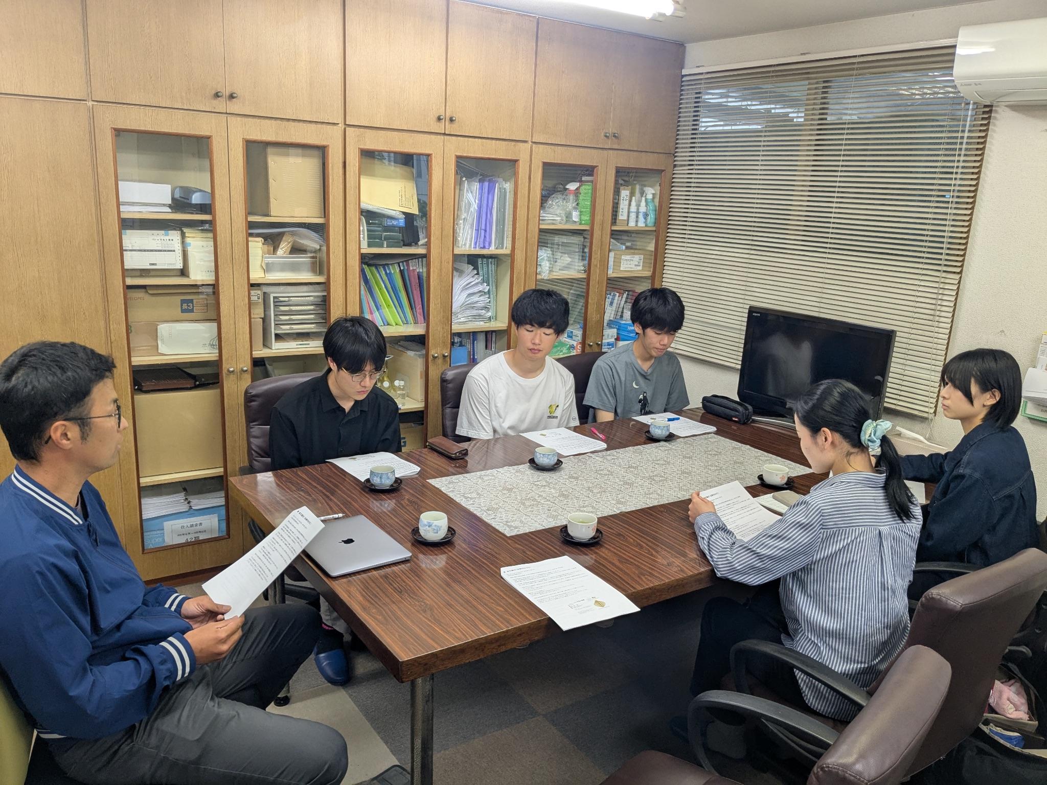 マルト商事で玉ねぎの加工流通と1.5次産業について説明を受ける学生