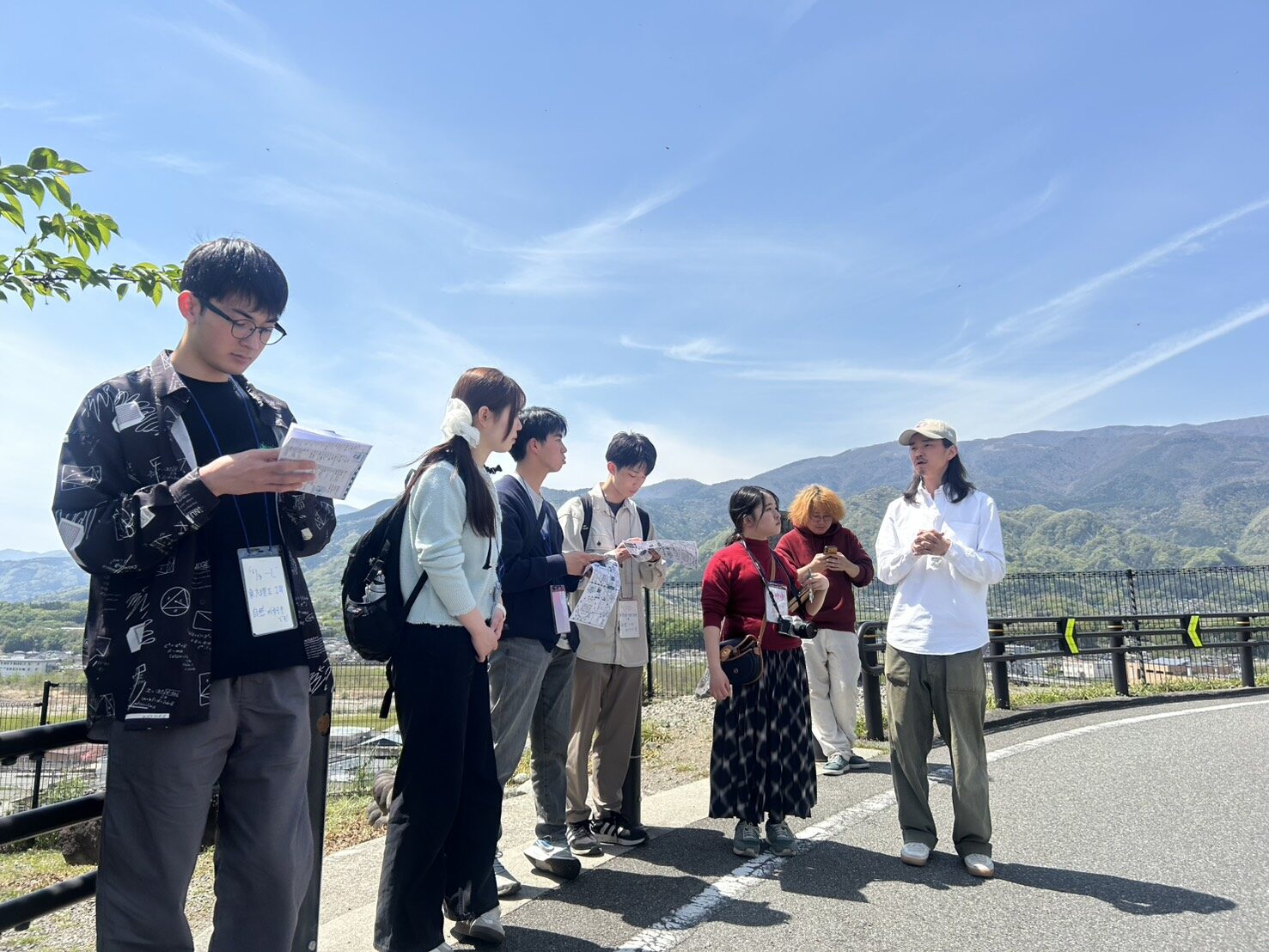 まちづくり会社ニラサキヤの案内で韮崎市内を歩く学生