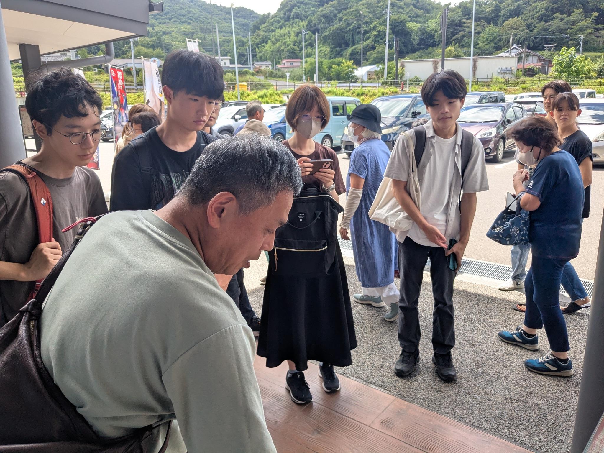 桃の産地や販売について説明を受ける東京大学の学生