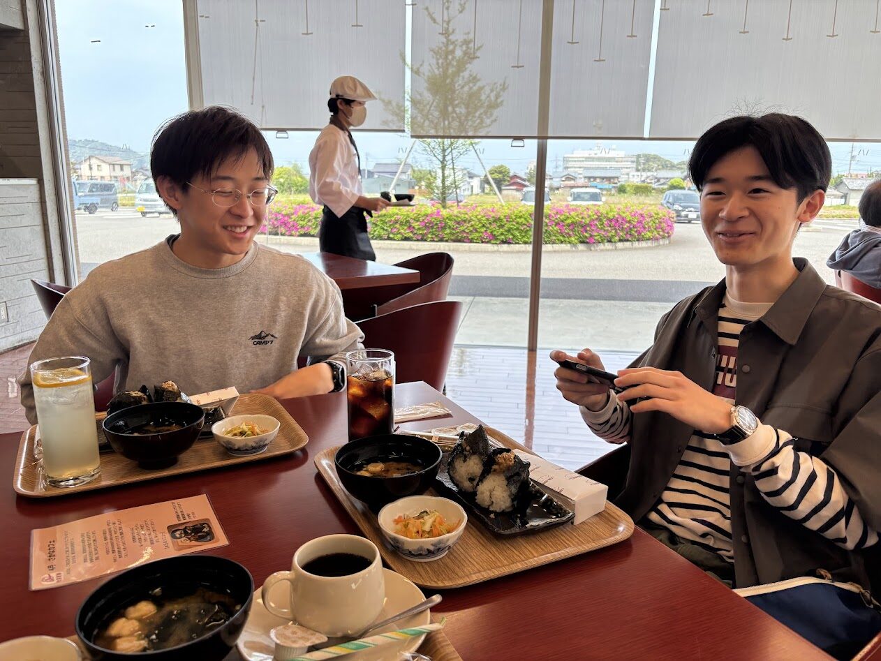 美方高校食物科の調理部が運営するさかなカフェで食事をする学生