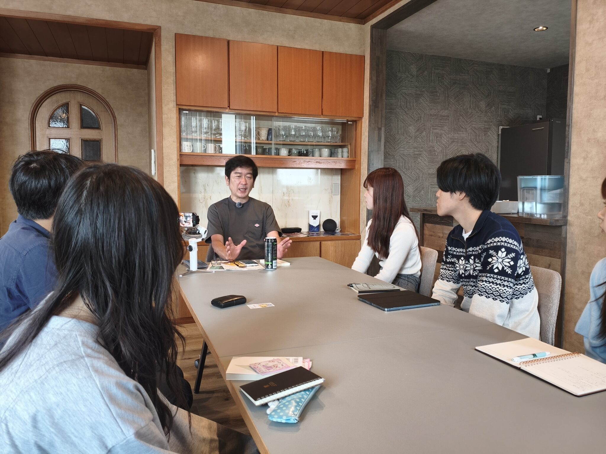 HANAMAKI BASEで雨風太陽の高橋博之さんと意見交換する学生