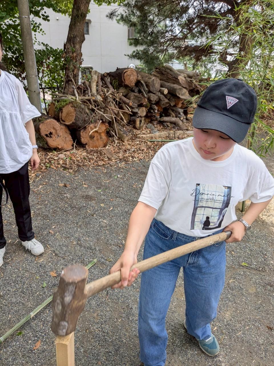 裾野市の子ども会行事で七夕飾りのための杭を打つ子供