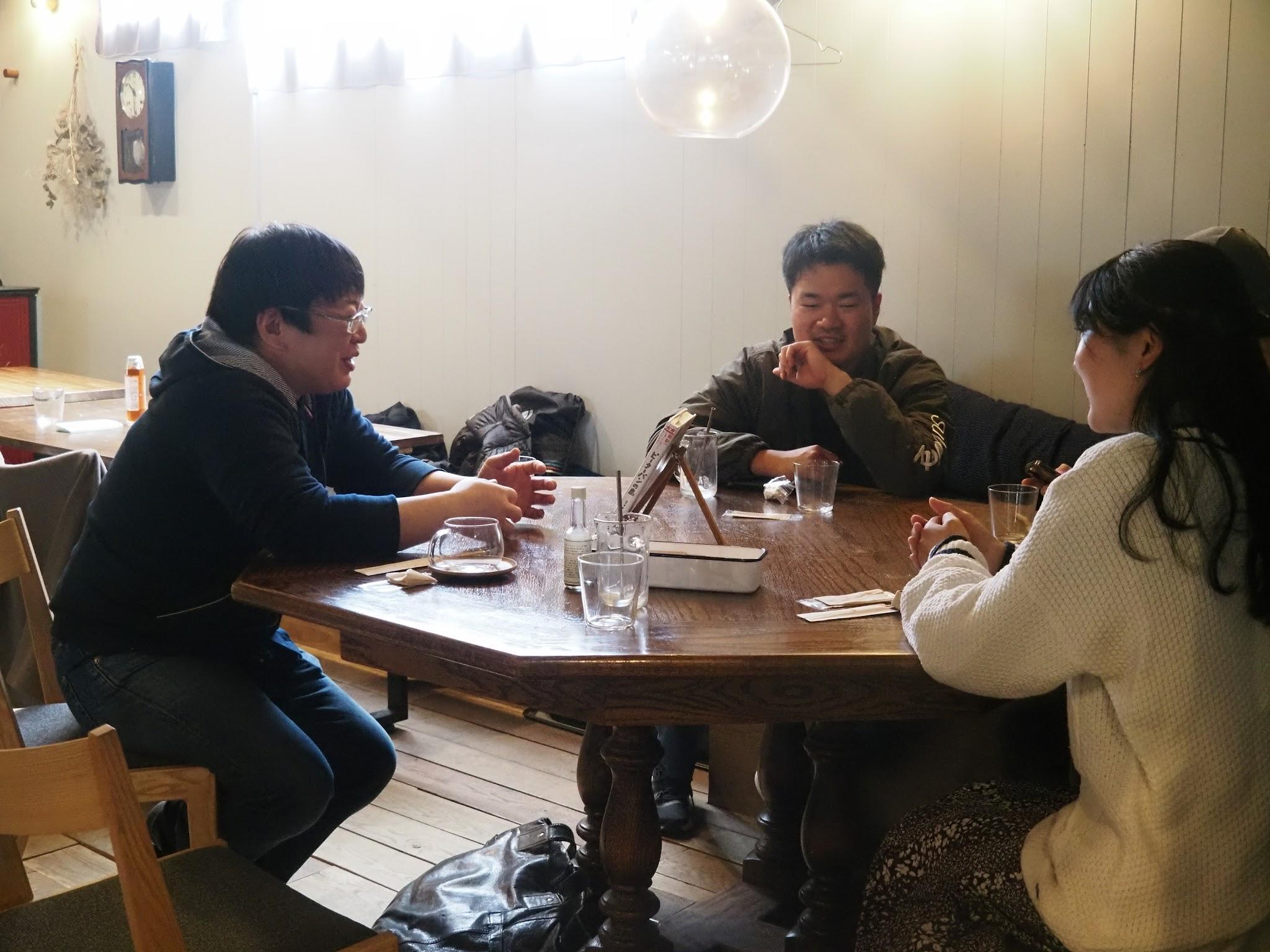 浦幌町議会議員の高橋さんと対話する学生