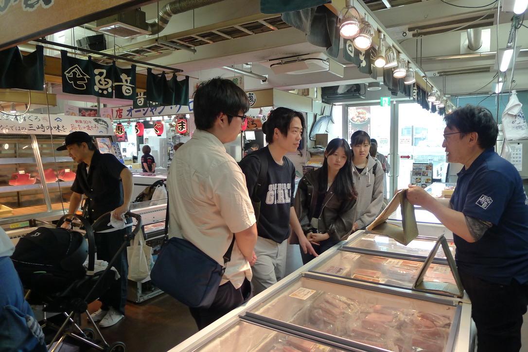 うらりマルシェでマグロ卸業者から説明を受ける学生